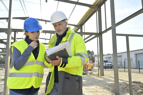 Instrutor Engenharia Trabalhando Canteiro Obras Com Aprendiz — Fotografia de Stock