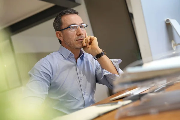 Empresario Oficina Que Trabaja Computadora Escritorio Mirada Reflexiva — Foto de Stock