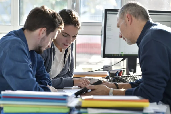 Jóvenes Oficina Diseño Con Instructor — Foto de Stock