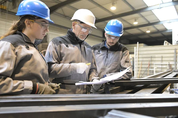 Steelwork Instruktör Med Ung Lärling Verkstad — Stockfoto