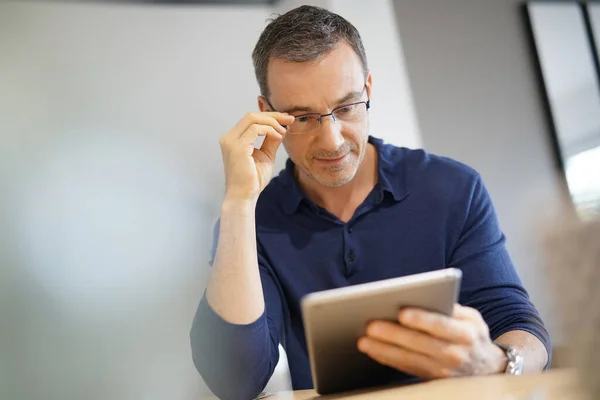 Portrait Middle Aged Man Connected Digital Tablet — Stock Photo, Image