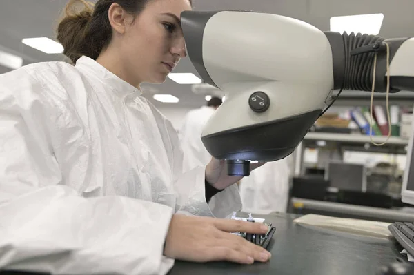 Young Woman Apprentice Working Microelectronics Lab — Stock Photo, Image