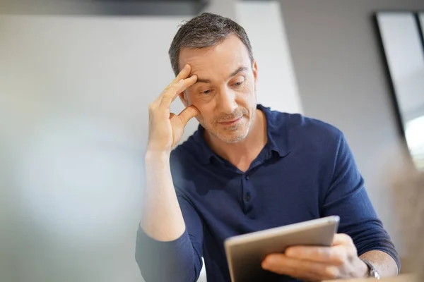 Retrato Del Hombre Mediana Edad Conectado Una Tableta Digital —  Fotos de Stock