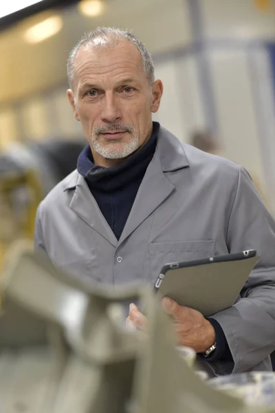 Responsabile Officina Meccanica Lavoro Tablet Digitale — Foto Stock