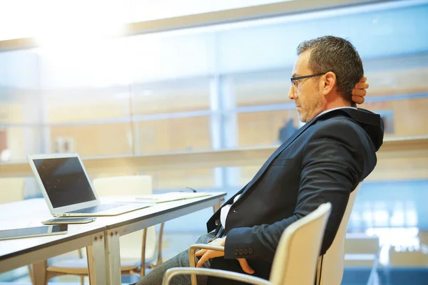 Empresario Trabajo Siendo Considerado Delante Computadora Portátil — Foto de Stock