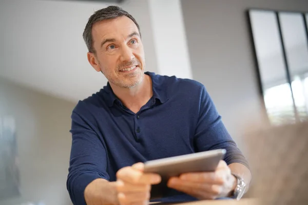 Portrait Middle Aged Man Connected Digital Tablet — Stock Photo, Image