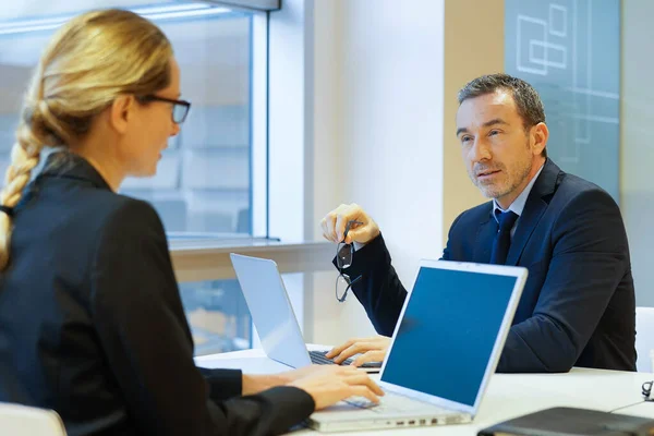 Pessoas Executivas Trabalhando Laptop Sala Reuniões — Fotografia de Stock