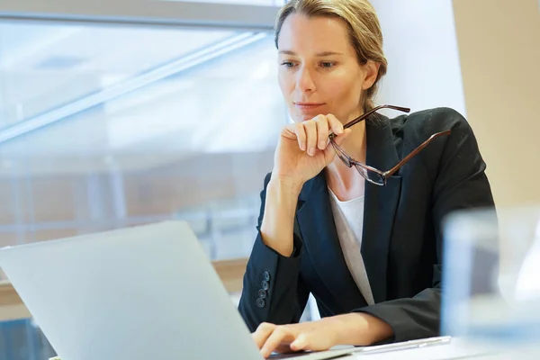 Une Femme Affaires Travaille Dans Bureau Moderne Sur Ordinateur Portable — Photo