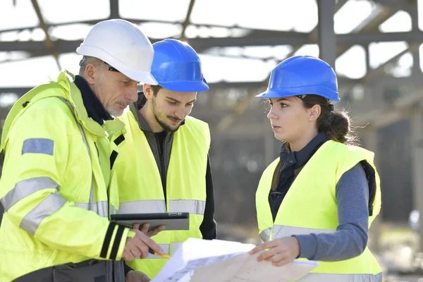 Aprendizes Com Instrutor Canteiro Obras — Fotografia de Stock