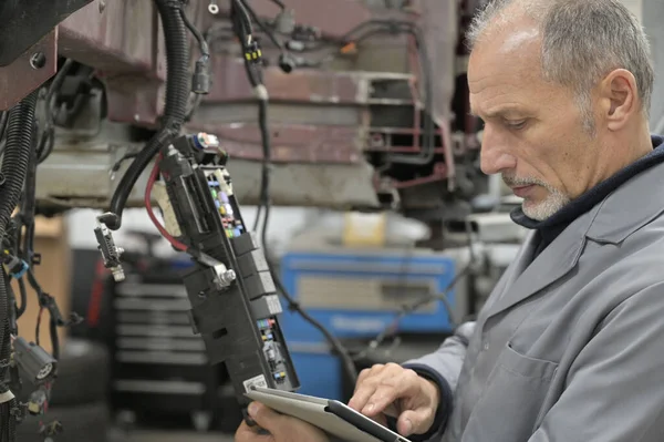 Ingeniero Industria Del Automóvil Comprobando Electrónica Vehículo —  Fotos de Stock