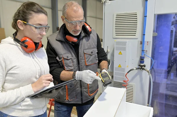 Carpintero Con Aprendiz Trabajando Taller —  Fotos de Stock