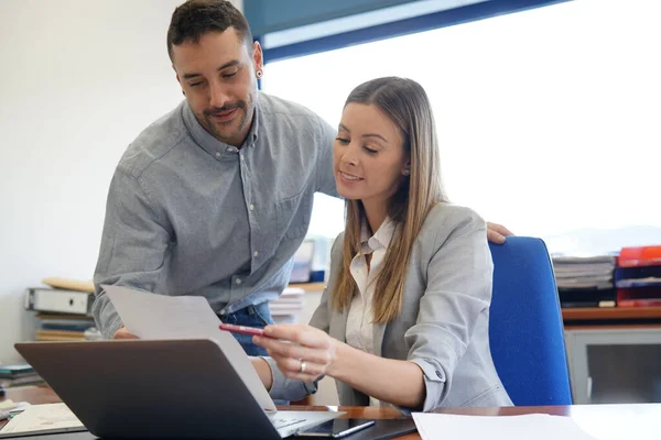 Medewerkers Kantoor Die Aan Laptopcomputer Werken — Stockfoto