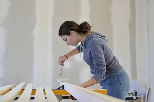 Aprendiz Indústria Construção Pintura Madeira — Fotografia de Stock