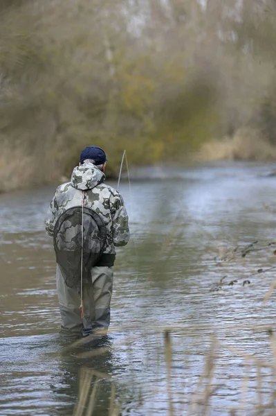 Fliegenfischer Winter Fluss — Stockfoto