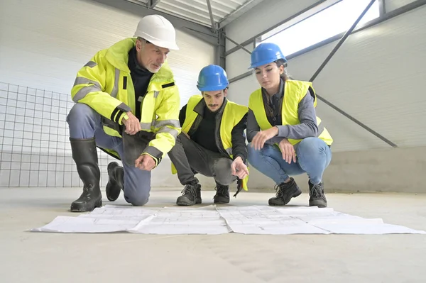 Instrutor Engenharia Trabalhando Canteiro Obras Com Aprendiz — Fotografia de Stock