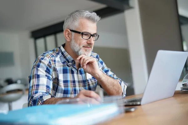 Man Aan Het Werk Vanuit Huis Laptopcomputer — Stockfoto