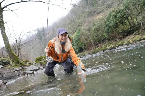 Woman Fly Fishing Catching Rainbow Trout — Stock Photo, Image