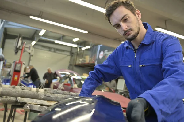 Apprentice Working Car Engine Workshop — Stock Photo, Image