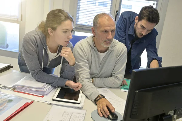 Jóvenes Oficina Diseño Con Instructor —  Fotos de Stock