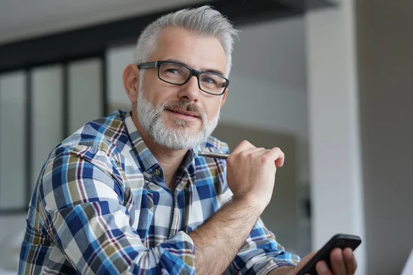 Homem Trabalhando Casa Com Laptop Smartphone — Fotografia de Stock