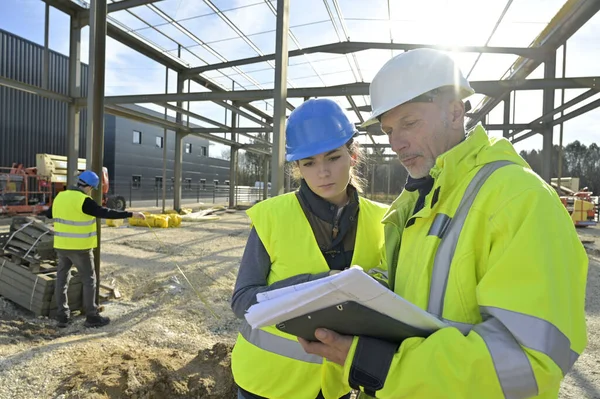 Technischer Ausbilder Arbeitet Mit Lehrling Auf Baustelle — Stockfoto