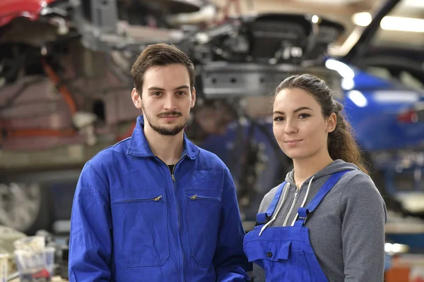 Aprendiz Trabajando Taller Automóviles —  Fotos de Stock