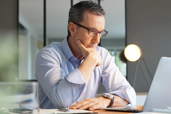 Gerente Negocios Trabajando Oficina Portátil — Foto de Stock