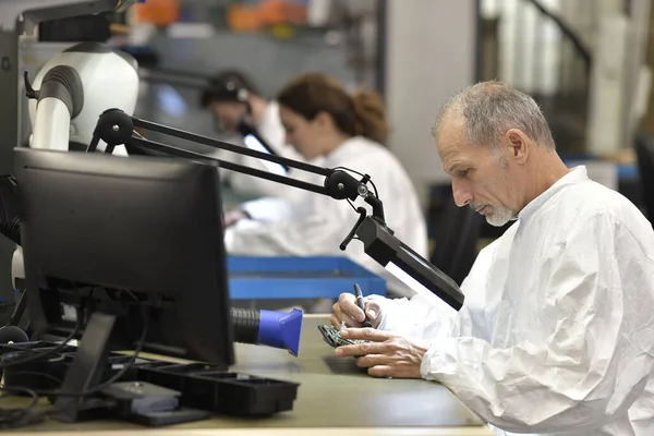 Ingegnere Che Lavora Laboratorio Sul Sistema Microeletronico — Foto Stock
