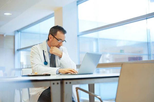 Medico Ufficio Ospedaliero Che Lavora Laptop — Foto Stock