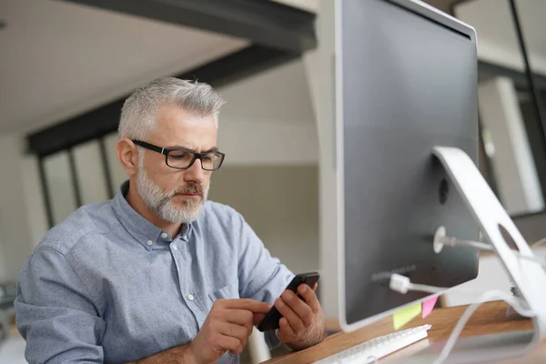 Reifer Mann Büro Telefoniert — Stockfoto