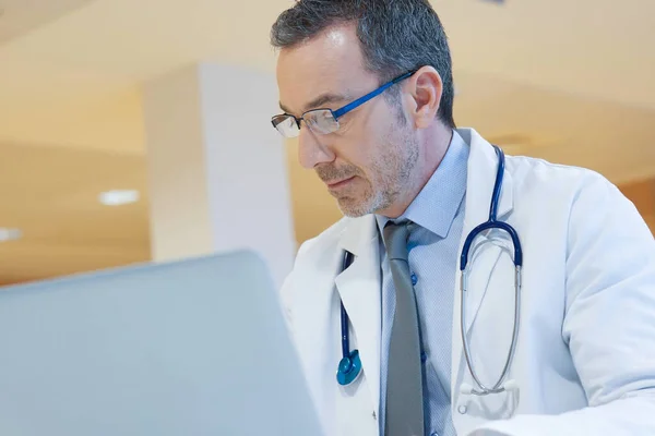 Arzt Krankenhausbüro Arbeitet Laptop — Stockfoto