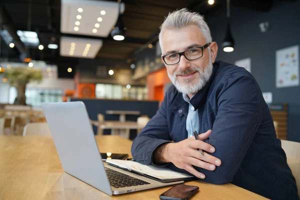 Verkoper Restaurant Werkt Laptop Computer — Stockfoto