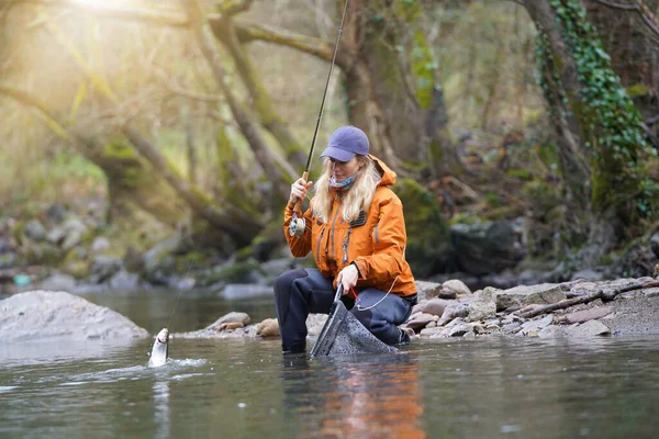 Mujer Mosca Pesca Captura Arco Iris Trucha — Foto de Stock