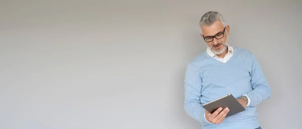 Homem Meia Idade Usando Tablet Isolado Fundo Cinza Modelo — Fotografia de Stock