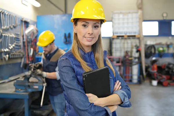 Manager Steht Kfz Mechanik Werkstatt — Stockfoto