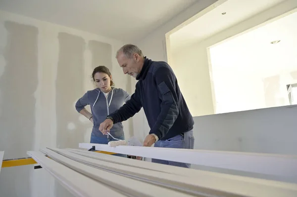 Leerling Bouwnijverheid Die Luistert Naar Advies Van Instructeurs — Stockfoto