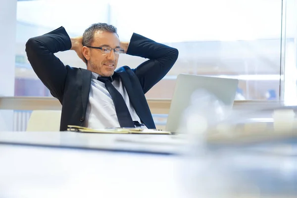 Geschäftsmann Bei Der Arbeit Nachdenklich Vor Laptop — Stockfoto