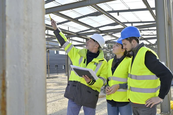 Instrutor Engenharia Trabalhando Canteiro Obras Com Aprendiz — Fotografia de Stock