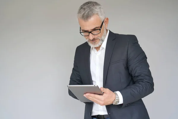 Zakenman Met Digitale Tablet Geïsoleerd — Stockfoto