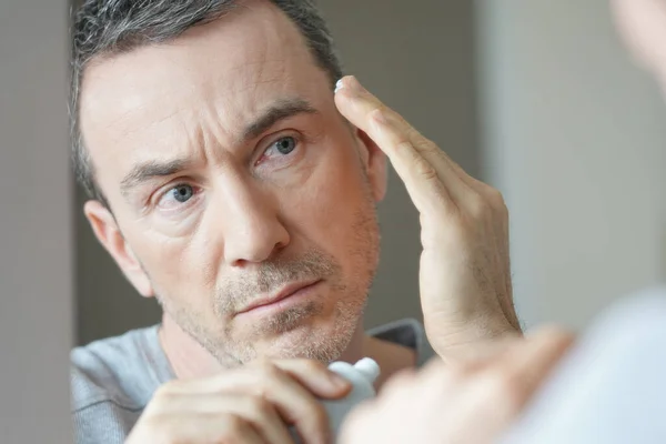 Retrato Homem Aplicando Cosméticos Seu Rosto — Fotografia de Stock