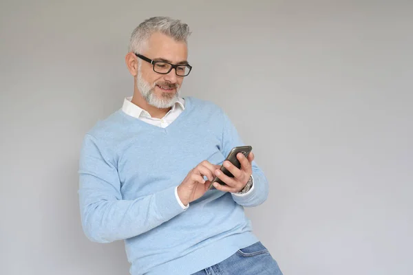 Πορτρέτο Του Μεσήλικα Άνδρα Χρησιμοποιώντας Smartphone Απομονωμένο — Φωτογραφία Αρχείου