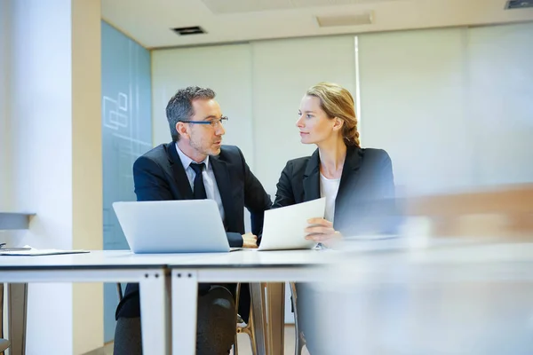 Uomini Affari Che Incontrano Ufficio Moderno — Foto Stock