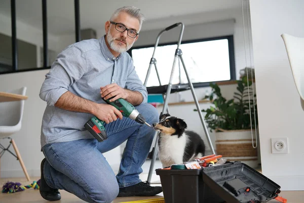 Man Thuis Doet Doe Het Zelf Werk Met Puppy Buurt — Stockfoto