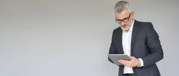 Uomo Affari Che Utilizza Tablet Digitale Isolato Sfondo Modello — Foto Stock