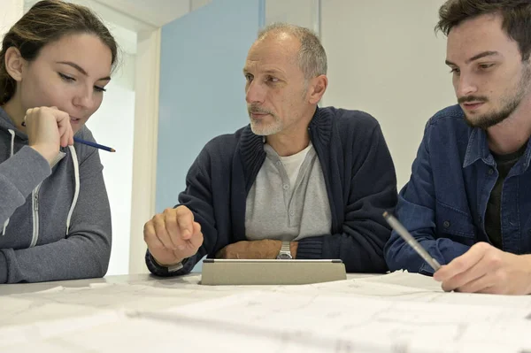 Estudiantes Formación Ingeniería — Foto de Stock