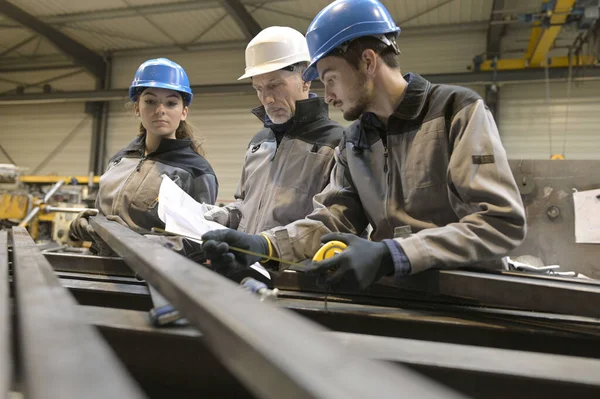 Steelwork Instruktör Med Ung Lärling Verkstad — Stockfoto