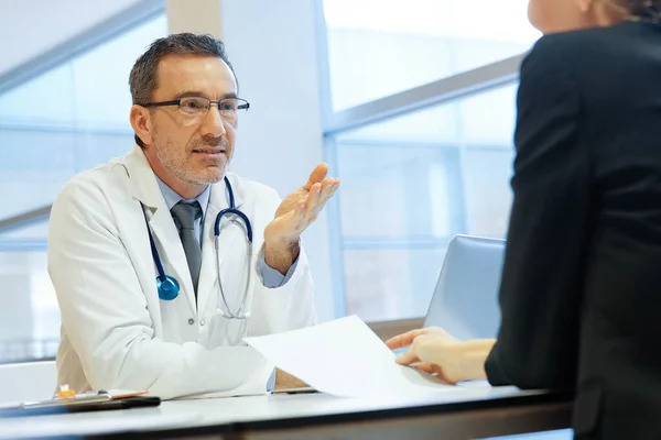 Especialista Com Paciente Consultório Médico — Fotografia de Stock