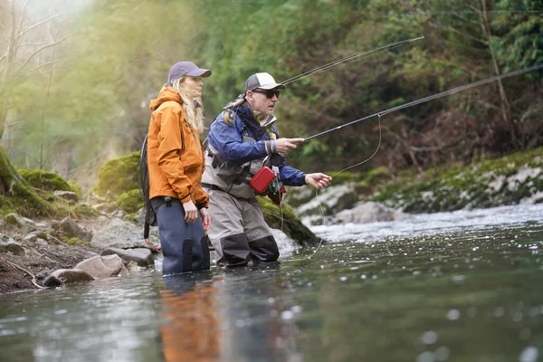 Ung Kvinna Lära Sig Att Flyga Fiske Med Guide — Stockfoto