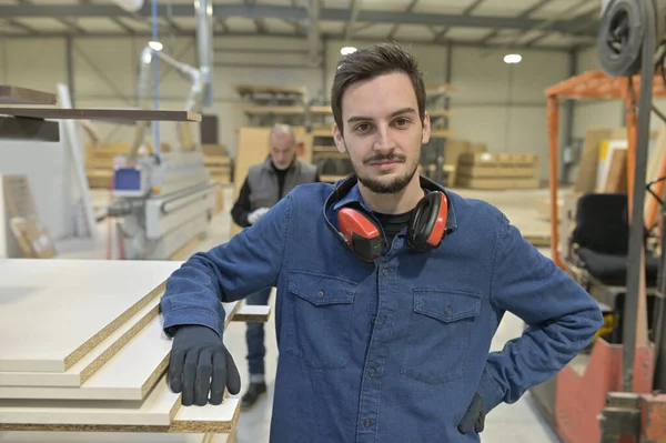 Portrét Dřevorubeckého Učně Stojící Truhlárně — Stock fotografie