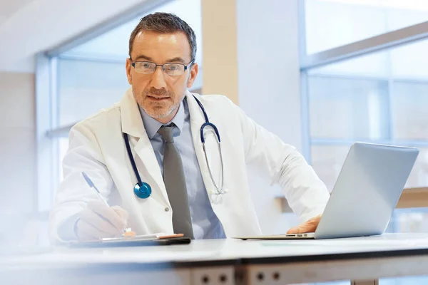 Medico Ufficio Ospedaliero Che Lavora Laptop — Foto Stock